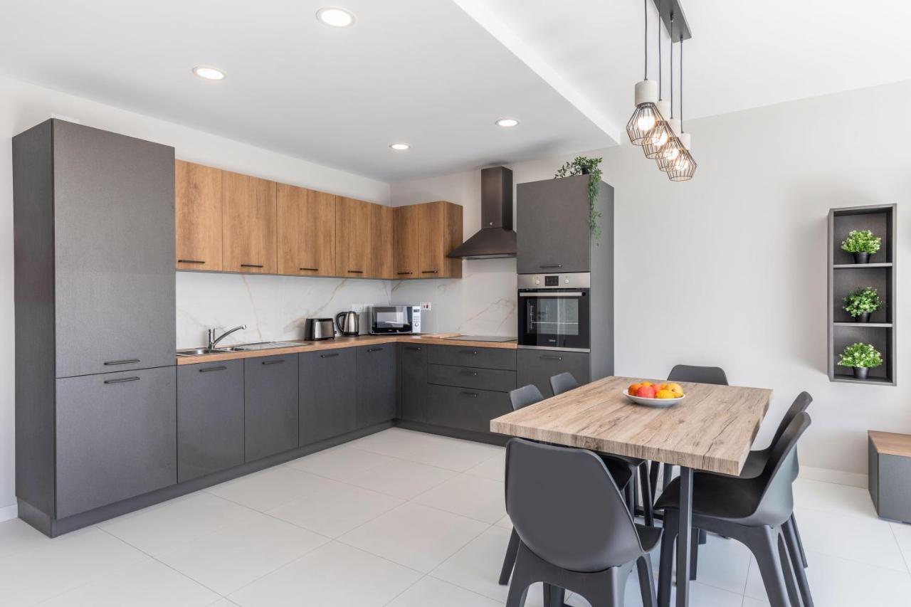 Unique Penthouse With Private Heated Jacuzzi, Close To Restaurants And Night Life Is-Swieqi エクステリア 写真