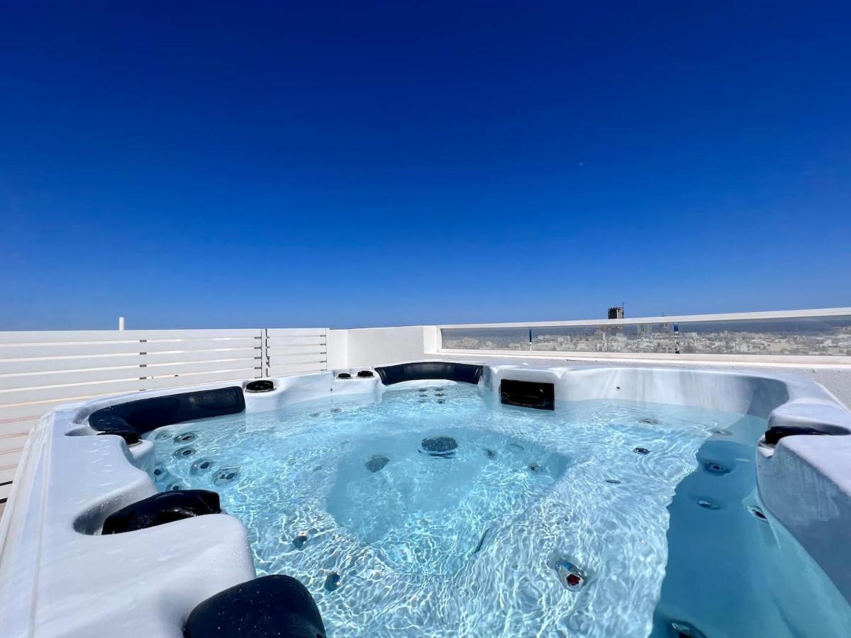 Unique Penthouse With Private Heated Jacuzzi, Close To Restaurants And Night Life Is-Swieqi エクステリア 写真